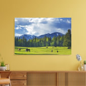 Paarden grazen in weiland nabij Whitefish; Canvas Afdruk (Insitu (Woonkamer))