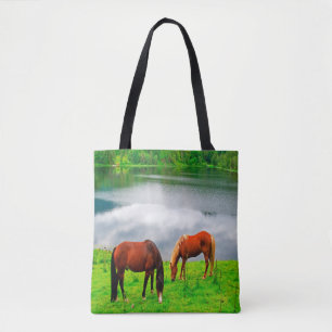 Paarden grazend weiland met een bosmeer draagtas