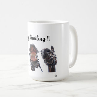 Paarden in de mond gekeken. 3 paarden lachend. koffiemok