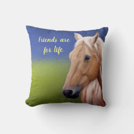 Paarden in een lullig groen veld op een zomerdag kussen