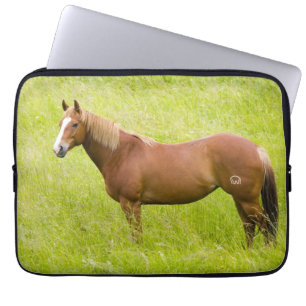 Paarden in voorjaarsveld laptop sleeve