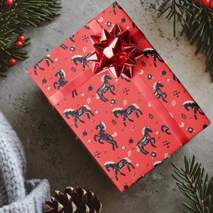 Paarden met bloemig ornament op een rode achtergro cadeaupapier