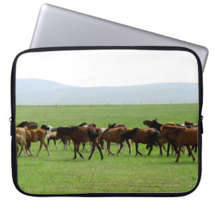Paarden op weide - Landschapsfoto Laptop Sleeve