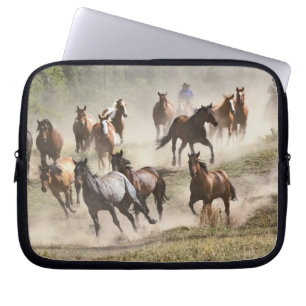 Paarden rennen tijdens round-up, Montana Laptop Sleeve