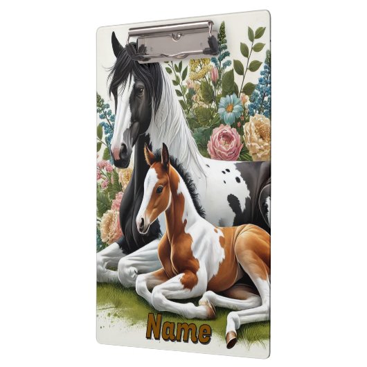 Paarden rusten tussen levendige bloemen en groen klembord (Links)