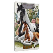 Paarden rusten tussen levendige bloemen en groen klembord (Rechts)