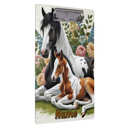 Paarden rusten tussen levendige bloemen en groen klembord (Rechts)