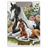 Paarden rusten tussen levendige bloemen en groen klembord (Voorkant)