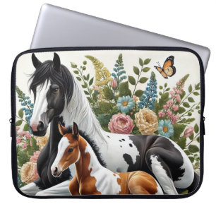 Paarden rusten tussen levendige bloemen en groen laptop sleeve