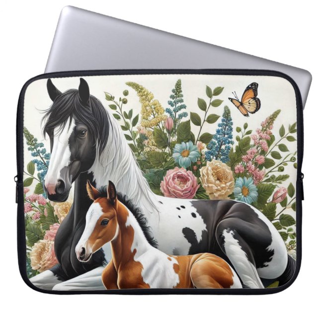 Paarden rusten tussen levendige bloemen en groen laptop sleeve (Voorkant)