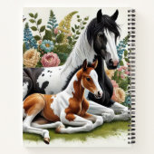 Paarden rusten tussen levendige bloemen en groen notitieboek (Achterkant)