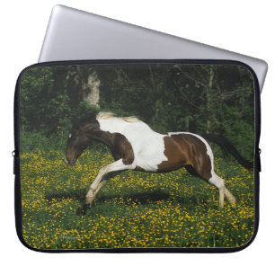 Paarden van verf die in het veld Bloemen lopen Laptop Sleeve