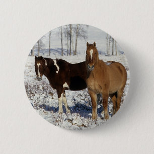 Paarden verven in sneeuw ronde button 5,7 cm