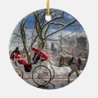 Paarden voor het vervoer in de sneeuw van het cent keramisch ornament
