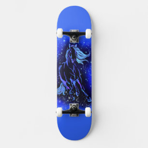 Paardenskateboard loopt in blauwe Sterrennacht Skateboard