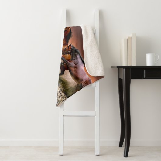 Paardentrio loopt in Ocean Surf bij zonsondergang Sherpa Deken (In situ)