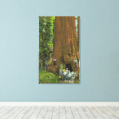 Paardse lading onder een reuzenroodbaars canvas afdruk (Insitu (Houten vloer))