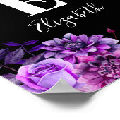 Paars bloemen. Een babymeisjesmonogram. Zwarte kwe Poster (Hoek)