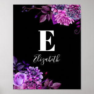 Paars bloemen. Een babymeisjesmonogram. Zwarte kwe Poster