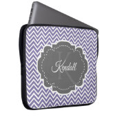 Paars Chevron Personaliseerd Laptop Sleeve (Voorkant Rechts)