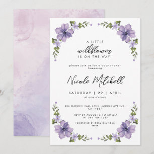 Paars een beetje wilde bloem is onderweg het scrip kaart