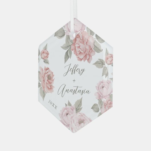 Paar's eerste kerstfeest Elegant Script Pink Peony Glas Ornament (Voorkant links)