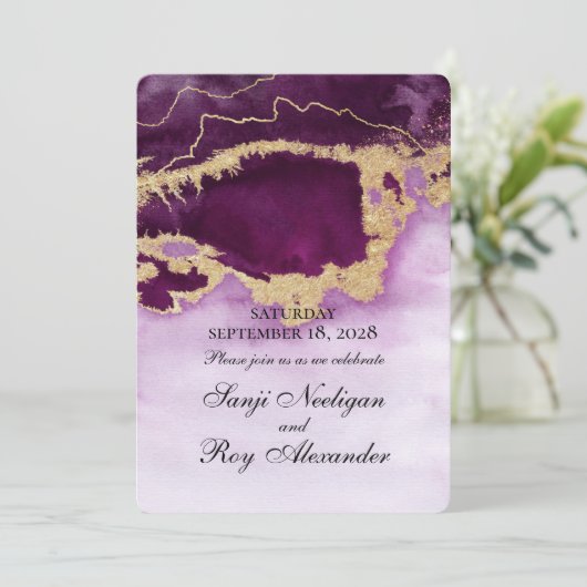 Paars en gouden moderne schildering trouwuitnodigi kaart (Staand voorkant)