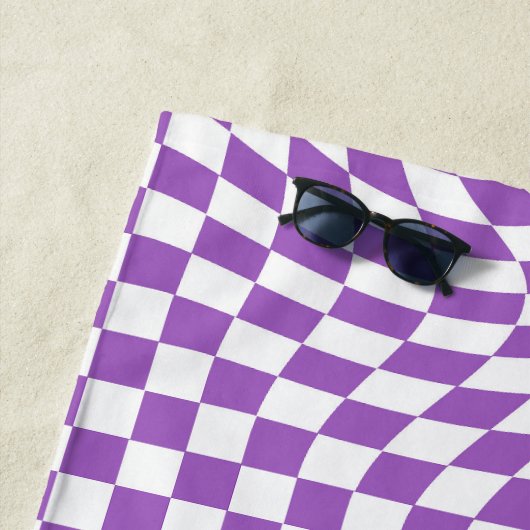 Paars en wit Checkerboard Patroon Strandlaken (In situ)