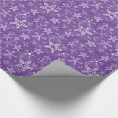Paars en wit Snowflake-patroon Cadeaupapier (Hoek)