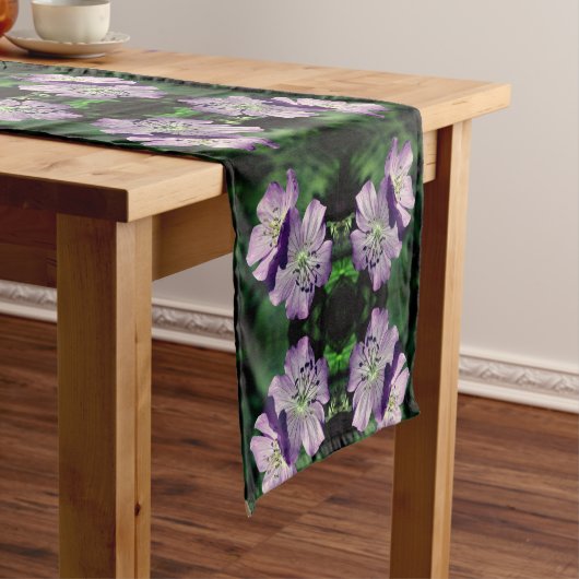 Paars Geraniumventilator Abstract Korte Tafelloper (Voorbeeld)