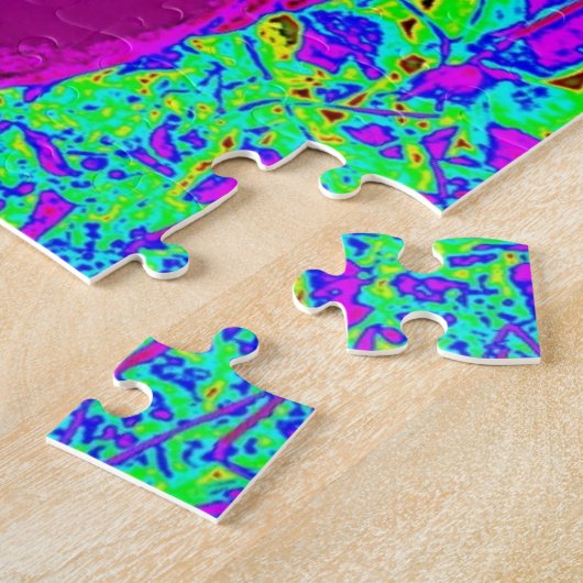 paars gezicht op groene puzzel legpuzzel (Zijkant)