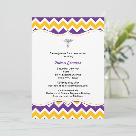 Paars Gold Chevron Nurse Afstuderen Invite RN BSN Kaart (Staand voorkant)
