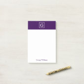 Paars omsloten monogram op persoonlijke titel post-it® notes (Op bureau)
