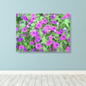 Paars Petunias Canvas (Insitu (Houten vloer))