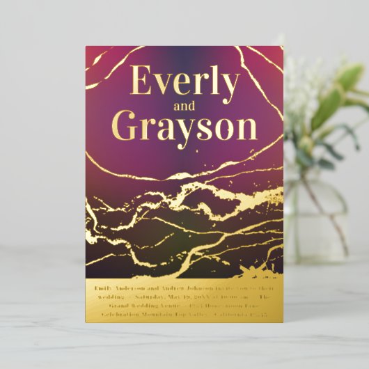Paars rood marmer adering goud trouwring folie uitnodiging (Staand Voorkant)