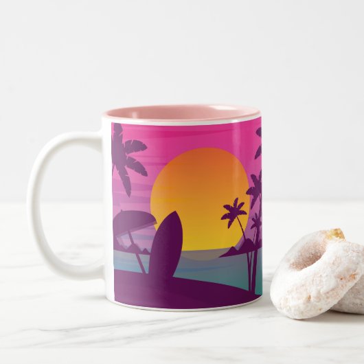 Paars strand met zonsonderend surf tweekleurige koffiemok (Met donut)