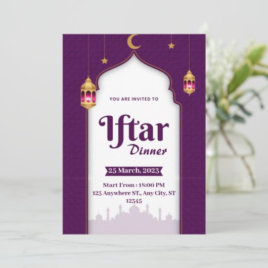 Paars wit en goudhoudend ifteerdiner kaart (Staand voorkant)