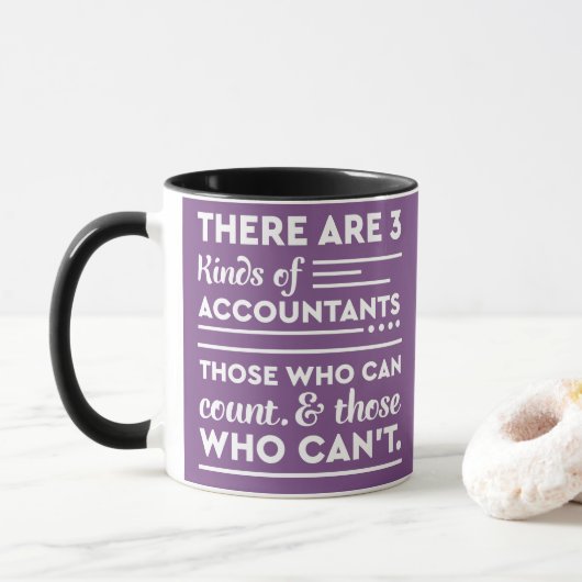 Paarse accountant zegt "3 soorten accountants" mok (Met donut)