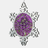Paarse alliantiebloem tin sneeuwvlok ornament (Rechts)