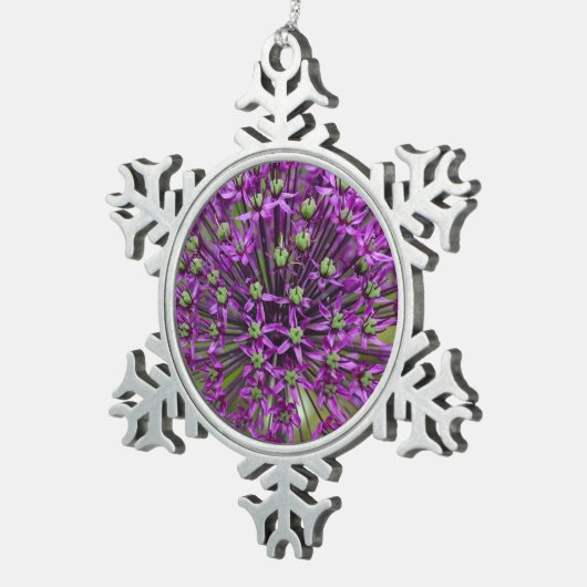 Paarse alliantiebloem tin sneeuwvlok ornament (Rechts)