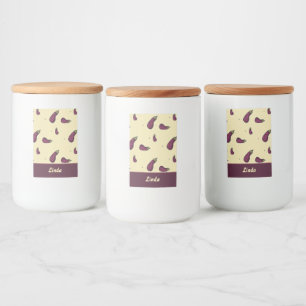 Paarse aubergines op geel voedselcontainer etiket