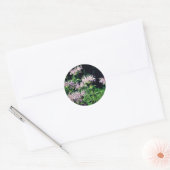 Paarse balmbloemen ronde sticker (Envelop)