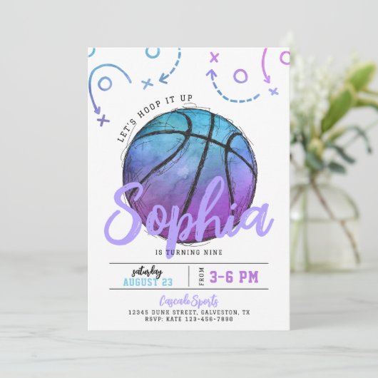 Paarse basketbal verjaardagsuitnodiging kaart (Staand voorkant)