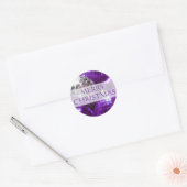 Paarse Baubles 'Vrolijk kerstfeest' rond sticker (Envelop)
