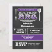 Paarse BBQ Birthday Chalkboard Uitnodiging (Voorkant)