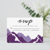 Paarse bergen bruiloft RSVP responskaart (Staand voorkant)