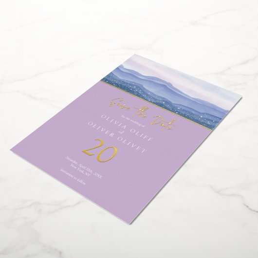 Paarse bergen die de datum bewaren folie uitnodiging (Gedraaid)