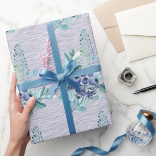 Paarse bessen en blauwe veren op diep Paarse Cadeaupapier