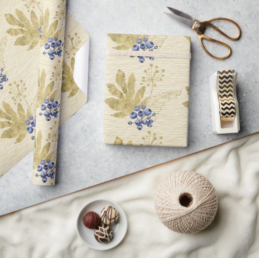 Paarse bessen en gouden bladeren op lichtgeel cadeaupapier (Crafts)