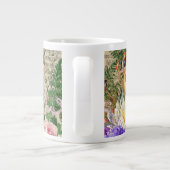 Paarse bessen en Rozen op Newsprint Ephemera Extra Grote Beker (Achterkant)